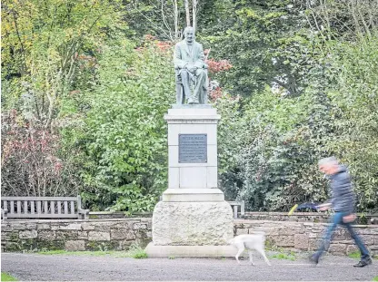  ?? Pictures: Kris Miller. ?? The statue of Forfar benefactor Peter Reid and, below, the plaque on the monument.