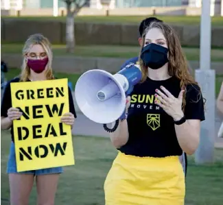  ??  ?? Des militantes du Sunrise Movement défendent le
New Deal vert, le 7 avril, en Arizona.
JASON WISE/GETTY IMAGES/AFP