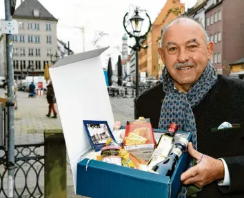  ?? Foto: Silvio Wyszengrad ?? Walter Mader vom Club kochender Männer stellt das Weihnachts‰Paket für Bedürftige vor.