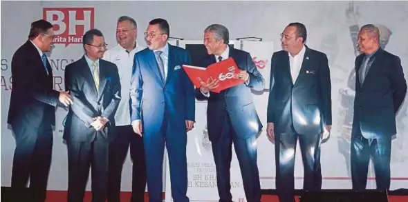  ?? PIC BY SAIRIEN NAFIS ?? Deputy Prime Minister Datuk Seri Dr Ahmad Zahid Hamidi (third from right) at the launch of the ‘Berita Harian’ National Day Special Showcase at Kuala Lumpur Sentral yesterday. With him are (from right) New Straits Times Press chairman Tan Sri Ismail...