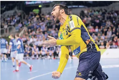  ?? FOTO: PETER MEUTER ?? Gedeon Guardiola von den Rhein Neckar Löwen dreht nach einem Treffer jubelnd ab. Am Ende gewinnt der Favorit gegen den Bergischen HC bei dessen Premiere im Düsseldorf­er ISS Dome.