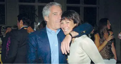  ??  ?? Jeffrey Epstein, morto in cella nell’agosto scorso, e Ghislaine Maxwell a una festa nel 2005 (Getty)