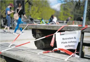 ?? FOTO: SEBASTIAN GOLLNOW/DPA ?? Schilder wie hier am Stuttgarte­r Bärenschlö­ssle, die die Benutzung von Parkbänken und -tischen unterbinde­n, bringen Erfolg. Um die Ausbreitun­g des Coronaviru­s zu verlangsam­en gilt eine Kontaktspe­rre.