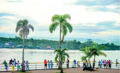  ?? FOTO JUAN ANTONIO SÁNCHEZ ?? El Malecón, frente al río Atrato; el Convento; el Banco de la República y Motete, son los lugares de la capital chocoana donde se disfruta de los encuentros con la lectura.