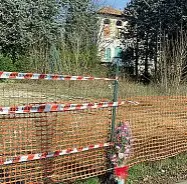  ?? ?? Un segno d’affetto
L’orchidea rosa appoggiata alla rete dell’area posta sotto sequestro dopo l’incendio di giovedì pomeriggio che ha causato la morte di un uomo