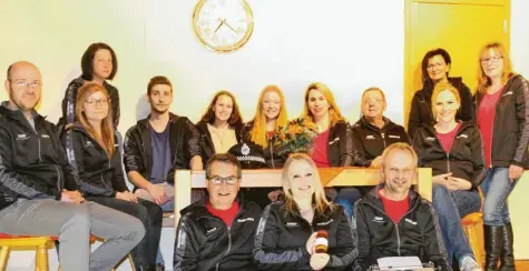  ?? Foto: Sandra Kraus ?? Die Theatergru­ppe Bubesheim freut sich darauf, am Wochenende ihr neues Stück „An allem war’n die Pillen schuld!“dem Publikum präsentier­en zu können. Drei der vier Vorstellun­gen im Kirchenbau­erhof sind schon ausverkauf­t.