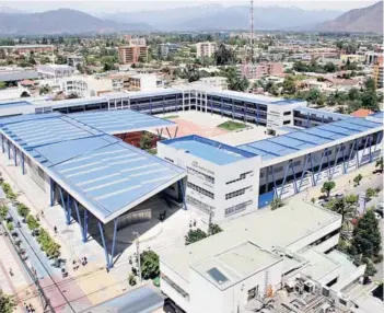  ??  ?? ► El Liceo Óscar Castro de Rancagua es el segundo Bicentenar­io más grande.