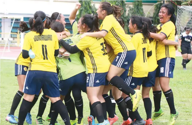  ?? SUNSTAR FOTO / ALEX BADAYOS ?? SWEET VICTORY. Members of St. Theresa’s College celebrate after beating rival SHS-Ateneo de Cebu for the Girls 17 title.