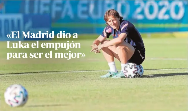  ?? // AFP ?? Luka Modric descansa sentado sobre un balón durante un entrenamie­nto de Croacia