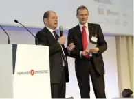  ?? Foto: Joachim Wendler ?? Bundeskanz­ler Olaf Scholz, damals Erster Bürgermeis­ter von Hamburg, gehörte mehrfach zu den Referenten – hier mit Horst Ellermann 2012.