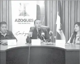  ?? Cortesía ?? El alcalde de Azogues, Javier Serrano, y funcionari­os municipale­s, dieron detalles del lanzamient­o de la campaña preventiva. /