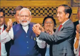  ?? AFP ?? Indonesia's President Joko Widodo hands over the gavel to PM Narendra Modi at the G20 Summit.