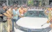  ?? PTI ?? Depositors attack the defense lawyer’s car (top) during a protest outside Mumbai’s Esplanade court on Wednesday.