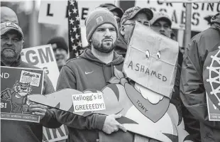  ?? Alyssa Keown / Associated Press ?? Striking workers rally Oct. 27 outside Kellogg’s World Headquarte­rs in Battle Creek, Mich. The company is permanentl­y replacing some of the 1,400 cereal plant workers after talks stalled.