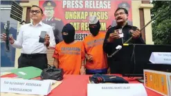  ?? BOY SLAMET/JAWA POS ?? DUO BANDIT: Kompol M. Harris (kiri) bersama dua pelaku dan barang bukti linggis yang digunakan untuk melakukan pembobolan kemarin.