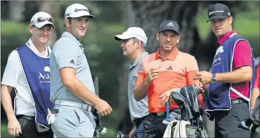  ??  ?? MANO A MANO. Jon Rahm y Sergio García conversan durante una pausa de la jornada de práctica de ayer en Valderrama.