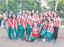  ??  ?? Con la albirroja puesta, este grupo de estudiante­s se adhirió al proyecto “Ñamopotî Paraguay” organizado por el MEC.