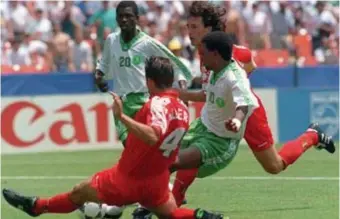  ?? FOTO AFP ?? Saeed Al-Owairan op weg naar zijn historisch doelpunt tegen de Rode Duivels op het WK van 1994 in de States. Philippe Albert en Rudi Smidts zijn eraan voor de moeite.