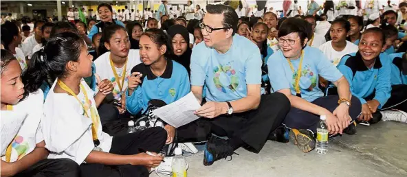  ??  ?? Pep talk: Liow and Chew having a chat with SMJK Chung Ching students in Raub, Pahang.