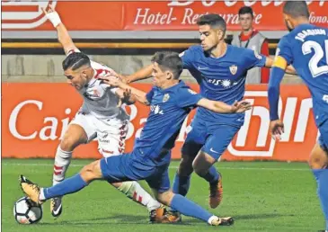  ??  ?? TRABADO. Cultural y Almería disputaron un partido muy trabado, con pocas ocasiones de gol.