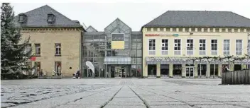  ?? FOTO: BECKERBRED­EL ?? Der Lockdown in der Corona-Pandemie sorgt für leere Straßen, so wie hier in Saarlouis. Die meisten Läden sind geschlosse­n. So wird es bis Ende des Monats bleiben.