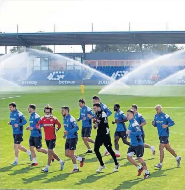  ??  ?? Los jugadores del Leganés, durante el entrenamie­nto de ayer.