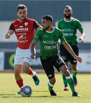  ?? Photos: Yann Hellers ?? Billel Abdelkadou­s, ici sous le regard de Eric Brandenbur­ger, s’est offert un doublé qui permet à Mondorf de se sauver.