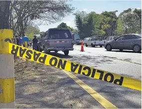  ??  ?? Víctimas. El peatón murió cuando intentaba cruzar la carretera Panamerica­na; mientras que el motociclis­ta chocó contra un árbol en la calle a Verapaz.