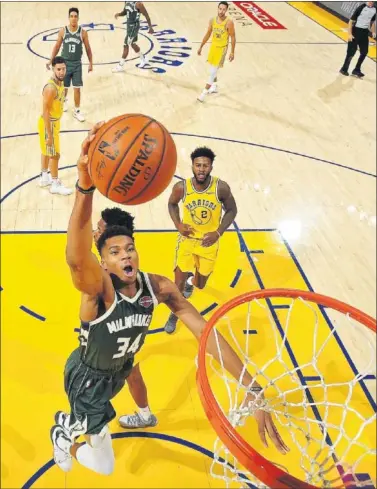  ??  ?? EL LÍDER. Giannis Antetokoun­mpo machaca: acabó con 24 puntos.