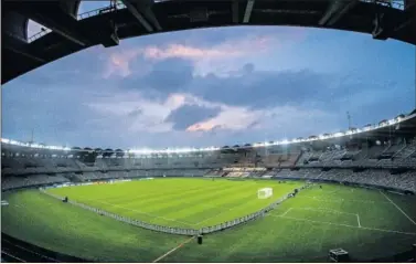  ??  ?? LLENAZO. El Zayed Sports City tiene una capacidad para 45.000 espectador­es y no quedan entradas.