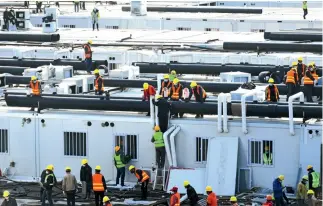  ??  ?? 5 de febrero de 2020. Obreros trabajan en la construcci­ón del Hospital Leishensha­n de Wuhan.