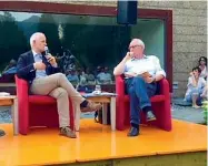  ??  ?? Dialogo Da sinistra: il direttore del Corriere della Sera Luciano Fontana e Gianni Fossati a Bratto durante la presentazi­one di «Un Paese senza leader»