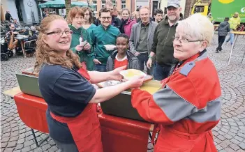  ?? RP-FOTO: WOLFGANG KAISER ?? Ehrenamtli­che Helferinne­n des Deutschen Roten Kreuzes versorgten die „Frühjahrsp­utzer“zum Abschluss der Aktion mit Erbsensupp­e auf dem Buttermark­t. Die hatte die Firma Schönmacke­rs als Dankeschön gestiftet.