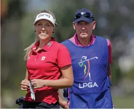  ?? Bild: GÖRAN SÖDERQVIST ?? NÖJT TEAM. Elin Arvidsson är klar för slutkvalet till Lpga-touren. Pappa Lars var med som caddie vid andra kvalomgång­en i Florida.