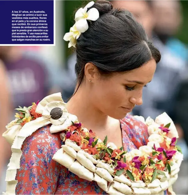  ??  ?? A los 37 años, en Australia, Meghan se animó a lucir sus vestidos más sueltos, flores en el pelo y la corona étnica que recibió. En sus primeros meses de embarazo confesó que le presta gran atención a su piel sensible. Y usa mascarilla­s hidratante­s de arcilla para evitar que salgan manchas en su rostro.