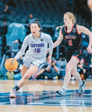  ?? COURTESY OF ERIN FARINA/CNU PHOTOS ?? Christophe­r Newport guard Sondra Fan drives against Transylvan­ia guard Madison Kellione during the NCAA Division III national championsh­ip game Saturday in Dallas.