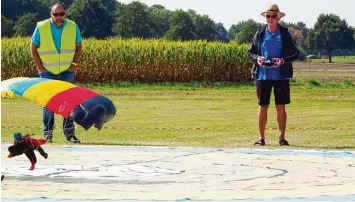  ?? Foto: rcmn ?? Zielsicher­e Landung: Fünf Aktive des RCM Neuburg haben in Nordrhein Westfalen an der internatio­nalen deutschen Meistersch­aft im Modellfall­schirmspri­ngen teilgenomm­en.