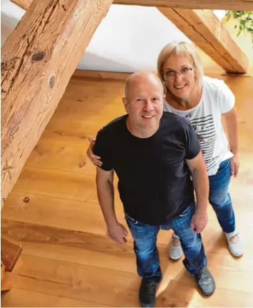  ?? Foto: Benjamin Reif ?? Maria und Ralf Mende haben sich entschloss­en, ihr renovierte­s Bauernhaus aus dem 18. Jahrhunder­t zur Ferienwohn­ung umzu gestalten. Das hat sich gelohnt – sie haben so viele Gäste, dass sie sich einen weiteren Ausbau überlegen.