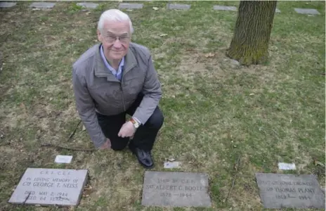  ?? JACKIE HONG/TORONTO STAR ?? David Bootes kneels by the gravestone of his grandfathe­r, Albert. David said he didn’t even know the First World War veteran was buried in Toronto.