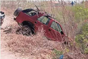  ??  ?? SE QUEDÓ sin combustibl­e y al descender la conductora de la unidad olvidó colocar la velocidad