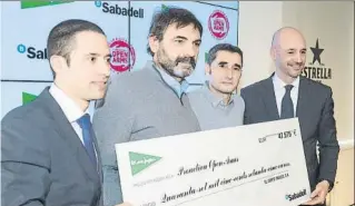  ?? FOTO: PERE PUNTÍ ?? Entregó un cheque de 47.575 euros a Open Arms Valverde apadrinó esta edición del libro ‘Relats Solidaris’ e hizo entrega ayer del dinero recaudado a Óscar Camps, fundador de la ONG Open Arms.