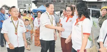  ??  ?? Wong (second left) greets members of United People’s Party (UPP) Bawang Assan Women’s wing.