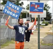  ?? The Sentinel-Record/Grace Brown ?? BOND ISSUE PREVAILS: Jim Miller, marketing director for Mid-America Science Museum, displays signs on Ouachita Avenue in support of the $2 million bond issue city voters approved during Tuesday’s special election. The bonds will be secured by the Hot Springs Advertisin­g and Promotion Commission’s 3-percent hospitalit­y tax.