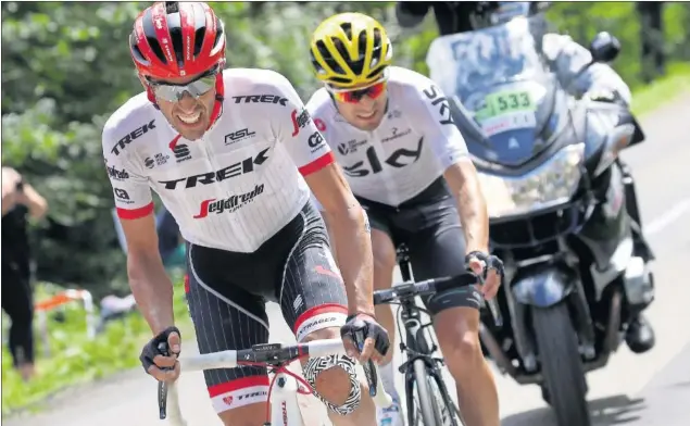  ??  ?? AL ATAQUE. Alberto Contador, en su primer gran día en este Tour, y Mikel Landa, que por momentos rozó el liderato virtual, revolucion­aron la etapa de ayer con su escapada.