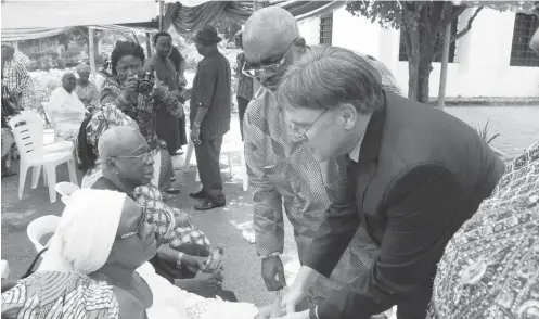  ??  ?? The Canadian High Commission­er to Nigeria, Amb. Perry Calderwood commiserat­ing with the widow of the immediate past Nigerian High Commission­er to Canada, Mrs. Ucha Maduekwe, during a special service in honour of the late Chief Ojo Maduekwe at his...