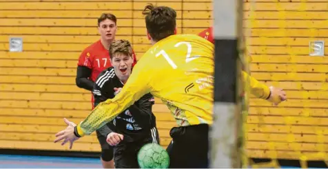  ?? Foto: Christian Kolbert ?? Torhüter Masin Chikh (hier gegen den TSV Friedberg II) hielt gegen den TSV Haunstette­n II den Sieg fest.