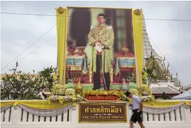  ??  ?? Stora bilder på den nya kungen Maha Vajiralong­korn (Rama 10) är uppsatta över hela Thailand. Kungen och juntan har ett tätt samarbete som gav honom möjlighet att gå in och ändra i konstituti­onen efter sina behov.
