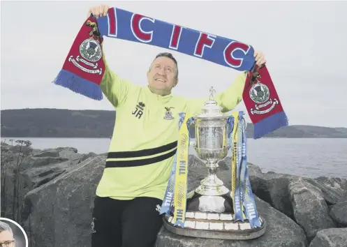  ?? PICTURE: CRAIG FOY/SNS ?? 2 John Robertson, pictured with the Scottish Cup, will go head-to-head with Craig Levein, inset, on Saturday.