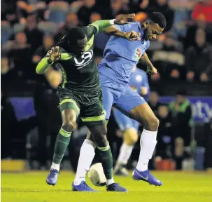  ?? Www.mphotograp­hic.co.uk ?? ●●Nyal Bell battles for the ball