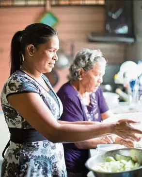  ??  ?? In the past, the women of the Chetti household received little education and were married within the community, so the community’s food culture was preserved.